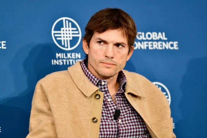 Ashton Kutcher lemondott a gyerekek szexuális zaklatása elleni szervezetének elnöki posztjáról