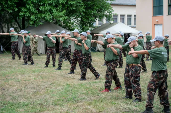 G7: Berobbantak a gyerekprogramok közé a honvédelmi táborok