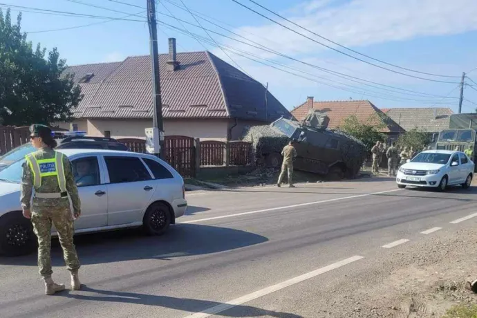 NATO-jármű szakította át egy Kovászna megyei ház kerítését