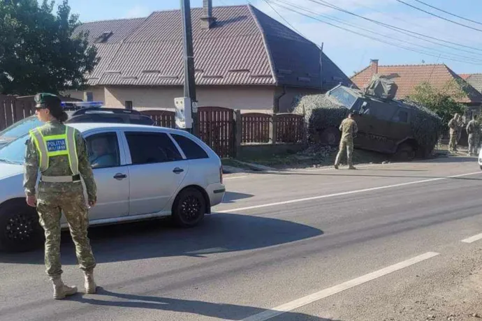 NATO-jármű szakította át egy Kovászna megyei ház kerítését