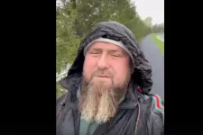 Mosolyogva javasol sportot és sétát Kadirov, akiről az terjedt, hogy kómában lehet