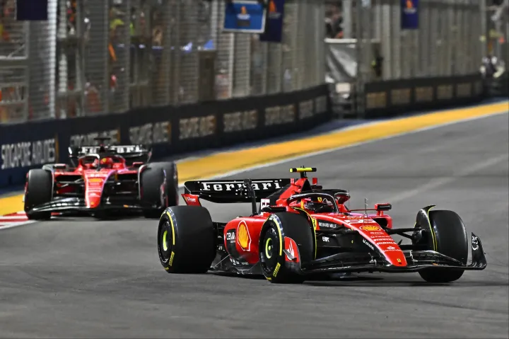 Forma–1: Megszakadt a Red Bull nagy sorozata, több mint egy év után nyert ismét a Ferrari