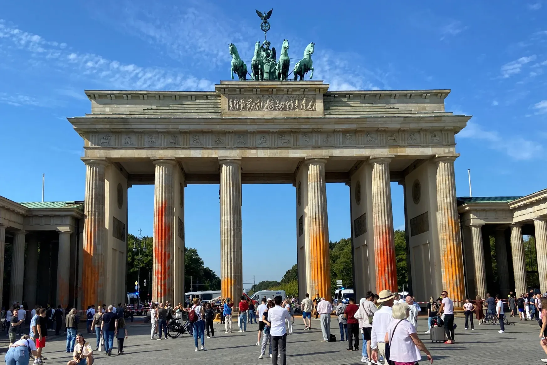 Színes festékkel fújták le a berlini Brandenburgi kaput