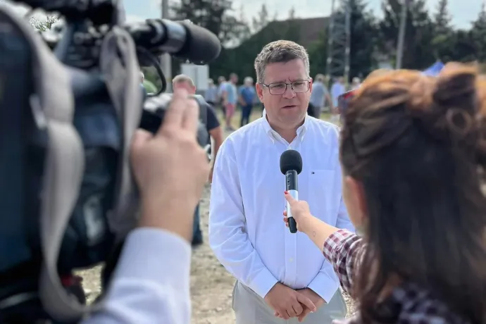 Seszták Miklós csak segített kiosztani a gyerekeknek a kisvárdai cég vodkáját reklámozó táskákat