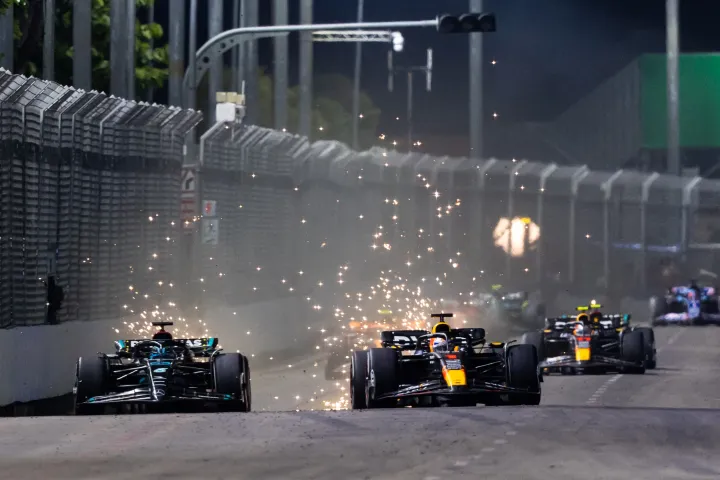 A szikrát hányó Red Bull (és Mercedes) Szingapúrban – Fotó: Clive Rose / Getty Images