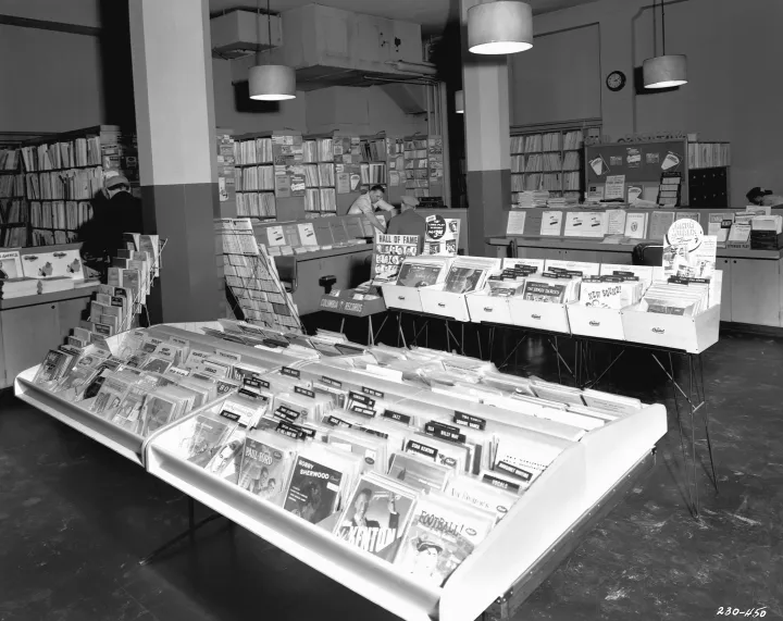 78-as és 33-as fordulatszámú lemezek egy minneapolisi üzletben – Fotó: Minnesota Historical Society / Getty Images