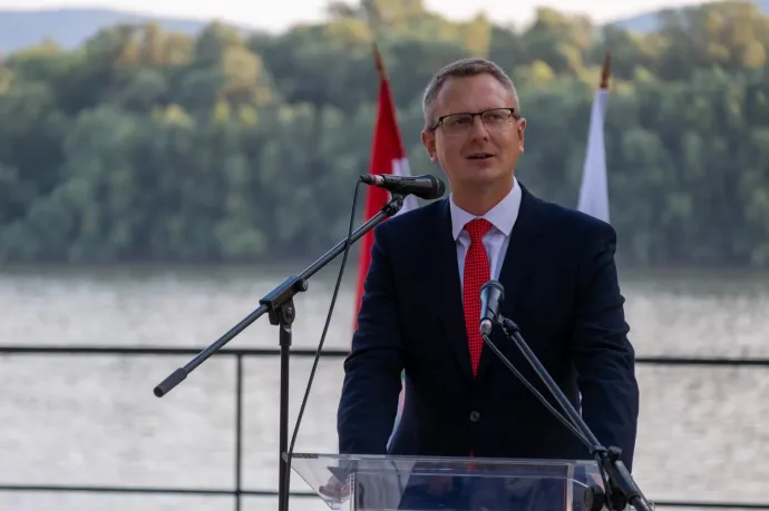 Egyetlen lélegeztetőgépet sem tudott eladni a kormány, Rétvári Bence a baloldalra mutogat