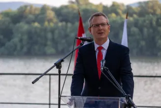 Egyetlen lélegeztetőgépet sem tudott eladni a kormány, Rétvári Bence a baloldalra mutogat