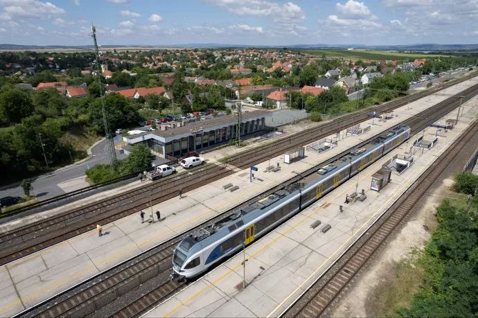 Elindult a vonatpótlás a győri vonalon, több százan maradtak le a buszokról Bicskénél