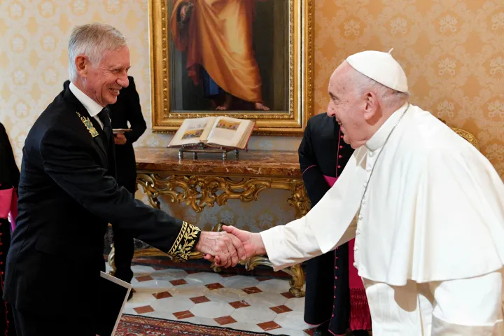 Ferenc pápa és Ivan Szoltanovszkij orosz nagykövet szeptember 18-án – Fotó: Vatican Media / Handout / Reuters