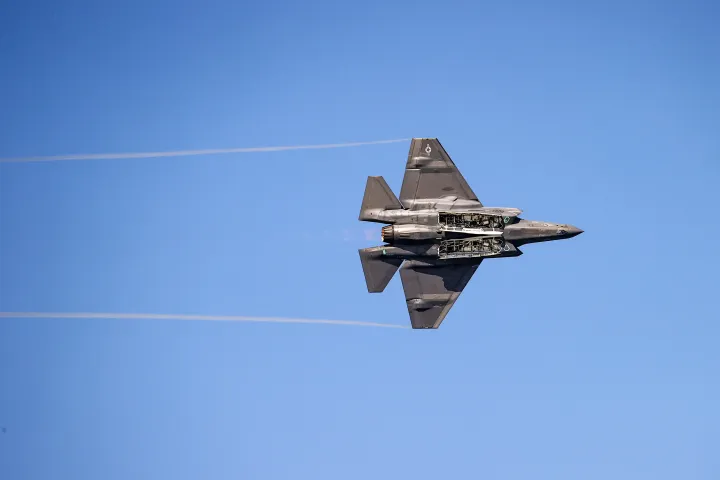 Egy F–35-ös vadászbombázó a kaliforniai San Francisco fölött 2022. október 7-én – Fotó: Tayfun Coskun / Anadolu Agency / AFP