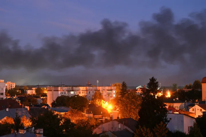 Tűz Lvivben a hajnali orosz dróntámadást követően – Fotó: Yuriy Dyachyshyn / AFP; Press service of the State Emergency Service of Ukraine / Reuters