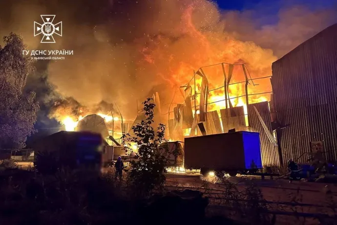 Tűz Lvivben a hajnali orosz dróntámadást követően – Fotó: Yuriy Dyachyshyn / AFP; Press service of the State Emergency Service of Ukraine / Reuters