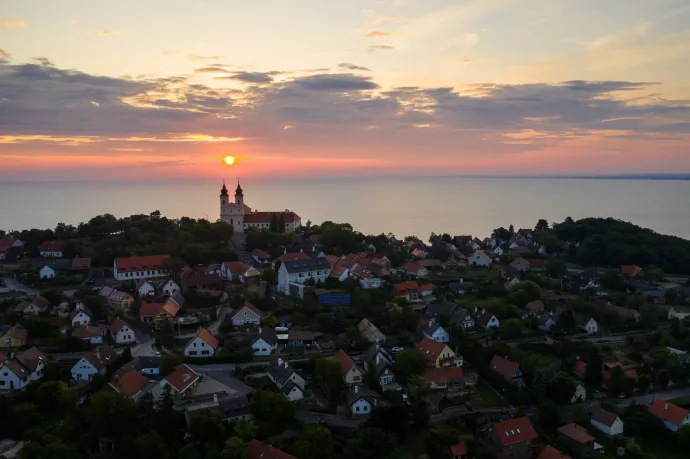 Távozik posztjáról Tihany jegyzője