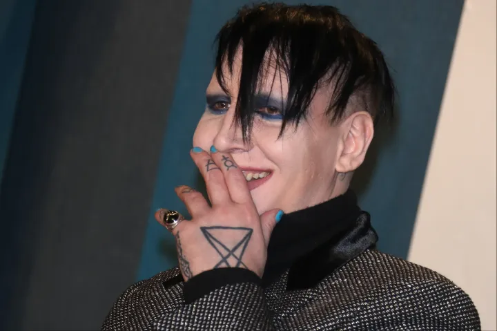 Elítélték Marilyn Mansont, mert négy éve leköpött és összefikázott egy operatőrt
