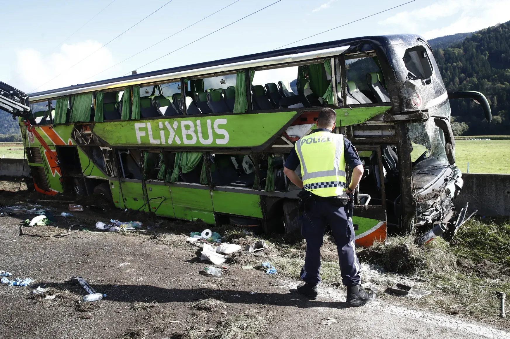 Balesetet szenvedett egy emeletes busz Ausztriában, húszan megsérültek, egy fiatal nő meghalt