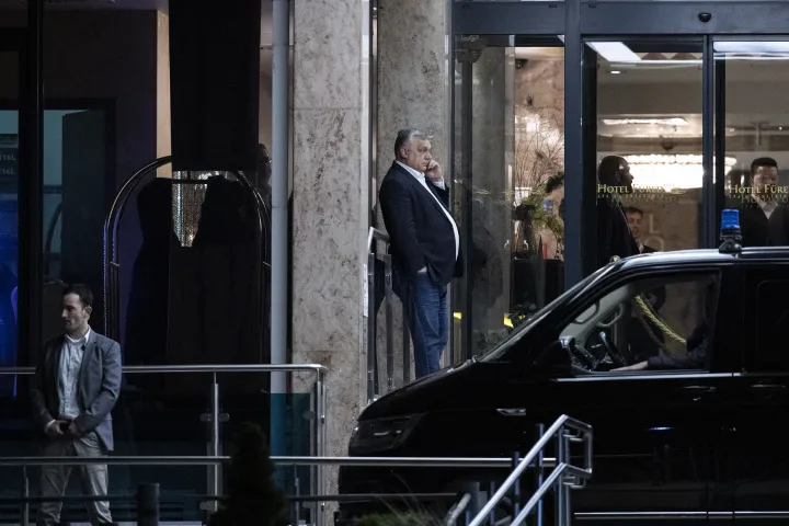 Orbán Viktor telefonál a balatonfüredi frakcióülés előtt 2023. február 22-én – Fotó: Bődey János / Telex