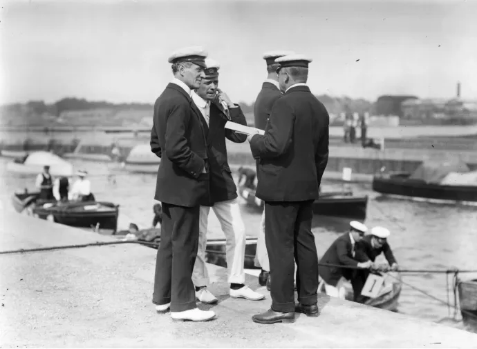 Mansfield Smith-Cumming, Redwood professzor és Bernard Redwood a Motor Yacht Club megbízhatósági próbáiján 1907-ben – Fotó: Topical Press Agency / Getty Images