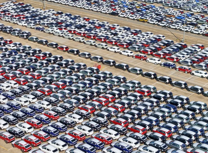 Exportra szánt autók sorakoznak a kínai Shandong tartomány Yantai kikötőjében, 2023. augusztus 31-én – Fotó: Costfoto / NurPhoto / AFP