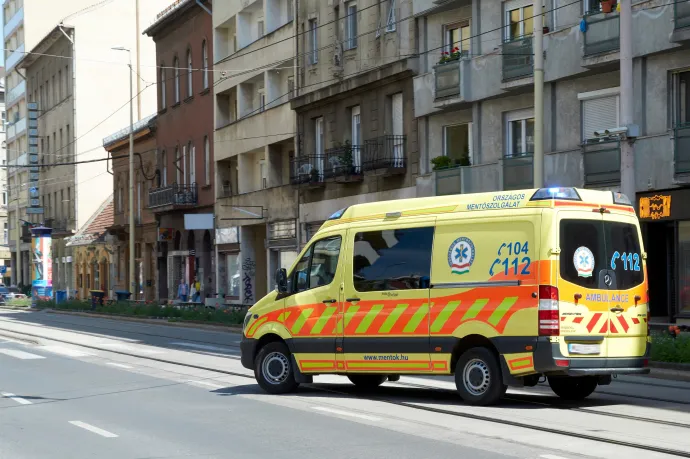 A mentőállomás garázsában rámolták ki a mentőautó vezetőfülkéjét