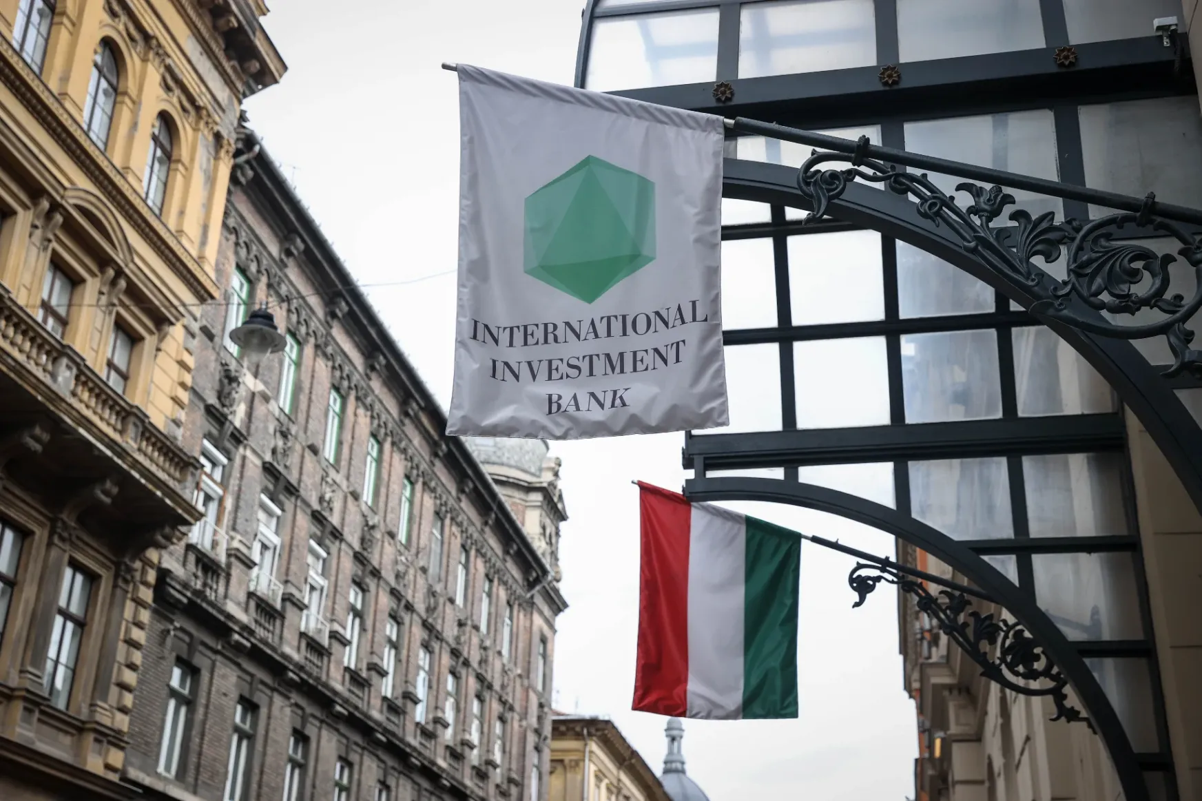 Az „orosz kémbanknak” 15 milliárd forintot kellene fizetnie szeptemberben a magyar befektetőinek