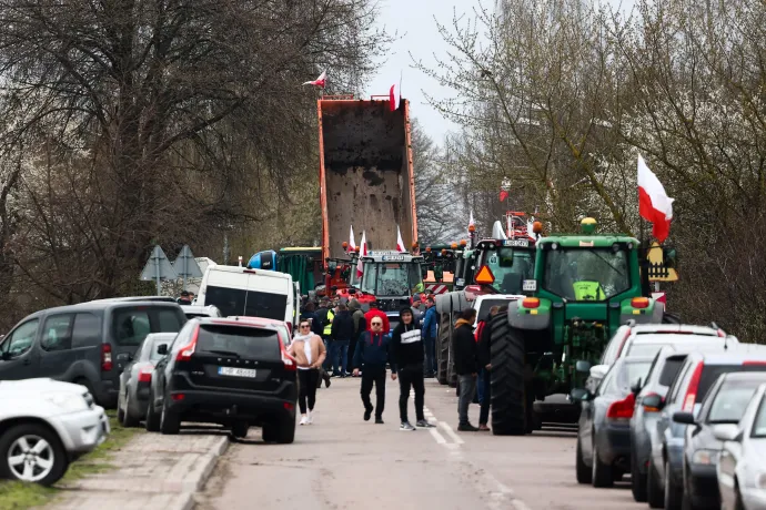 Lengyel gazdák blokáddal akadályozták, hogy Ukrajnából gabonaszállító vasúti szerelvények érkezzenek Lengyelországba a határmenti Hrubieszownál 2023. április 16-án – Fotó: Jakub Porzycki / Anadolu Agency / AFP