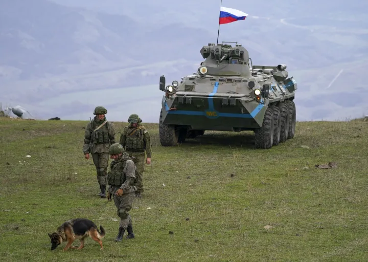 Las fuerzas de paz rusas patrullan Karabaj en 2021 - Foto: AFP