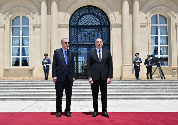 Recep Tayyip Erdoğan török elnök találkozik Ilham Aliyev azeri elnökkel Bakuban 2023. június 13-án – Fotó: Azerbajdzsáni elnöki hivatal / AFP