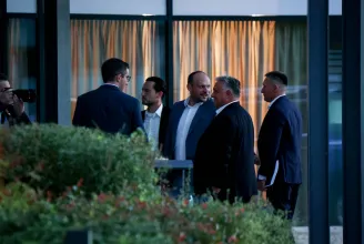 Két furgon érkezett Orbánnal, és a másodikból a legfontosabb minisztere szállt ki