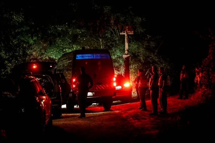 Rendőrök szerda éjjel a helyszínen – Fotó: Huszti István / Telex