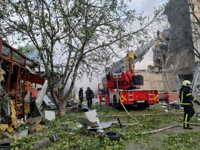 Tűzoltók dolgoznak Kijevben az orosz rakétatámadás után – Fotó: Hor Taburets Via Telegram / Reuters