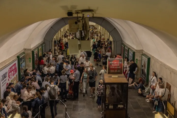 Kijevi lakosok a metróban légiriadó idején 2023. augusztus 24-én – Fotó: Roman Pilipey / AFP