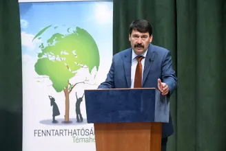 Áder János megint kiállt az akkumulátorgyártás mellett