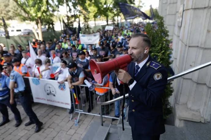 Tüntettek a rendőrök és a börtönőrök