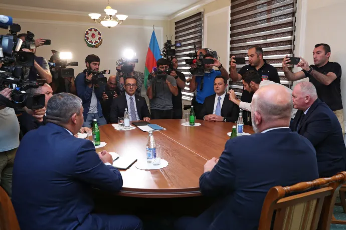 Az azeri elnök bocsánatot kért Putyintól a hegyi-karabahi orosz békefenntartók haláláért