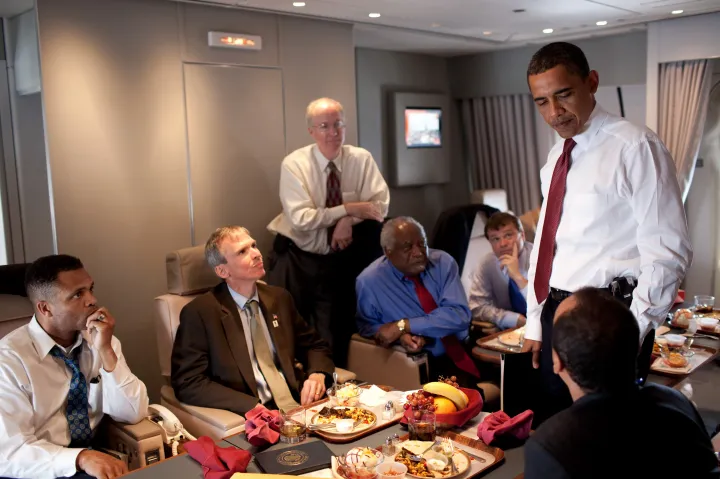 Barack Obama elnök a kongresszus tagjaival tárgyal az Air Force One-on, miután beszédet mondott a chicagói AMA-konferencián 2009. június 15-én – Fotó: Pete Souza / White House