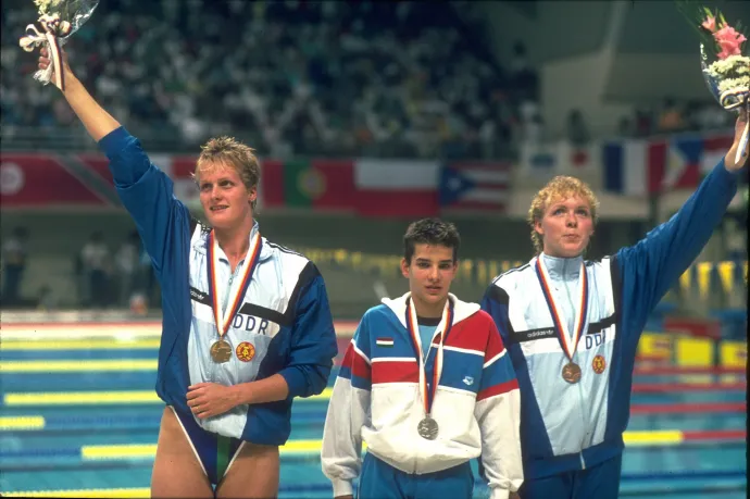 Az aranyérmes Kristin Otto, az ezüstérmes Egerszegi Krisztina és a bronzérmes Cornelia Sirch 1988-ban a szöuli 100 méteres hátúszás eredményhirdetésén – Fotó: Tony Duffy / Getty Images