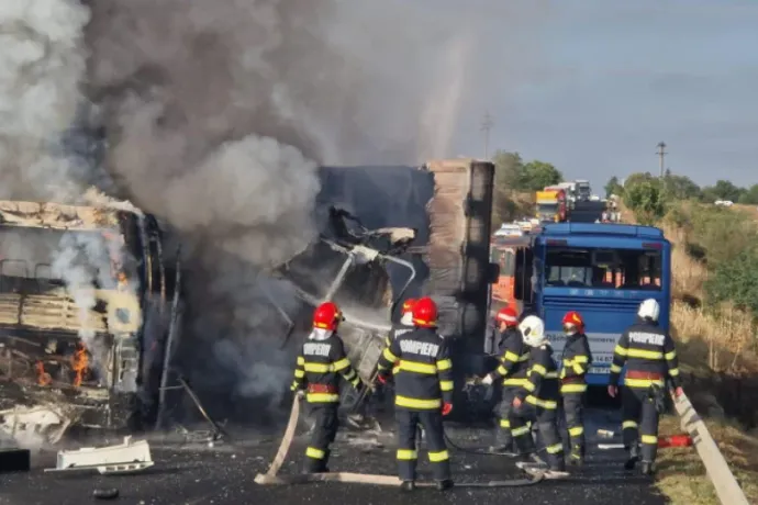 Két busz és egy kamion ütközött, vörös jelzésű akciótervet léptetett életbe a katasztrófavédelem