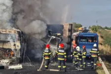 Két busz és egy kamion ütközött, vörös jelzésű akciótervet léptetett életbe a katasztrófavédelem