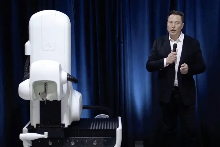 Elon Musk egy sebészeti robottal a Neuralink 2020. augusztus 28-i bemutatóján – Fotó: Neuralink / AFP