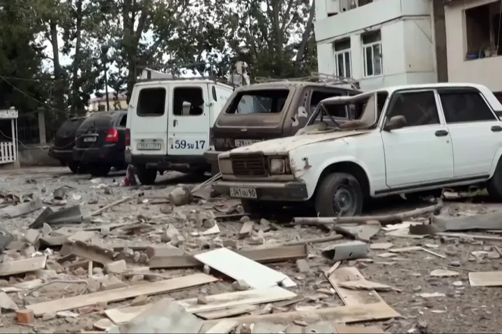 Egy 2023. szeptember 20-án, a Hegyi-Karabahi Külügyminisztérium által közzétett felvételen a Sztepanakert ért támadás során megrongálódott autók és épületek roncsai láthatóak, a régióra irányuló azerbajdzsáni offenzíva első napján – Fotó: AFP