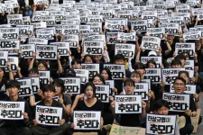 Védelmet és pénzügyi támogatást is ígér egy új törvény Dél-Koreában, ahol a tanárokat állandóan perrel fenyegethetik a szülők