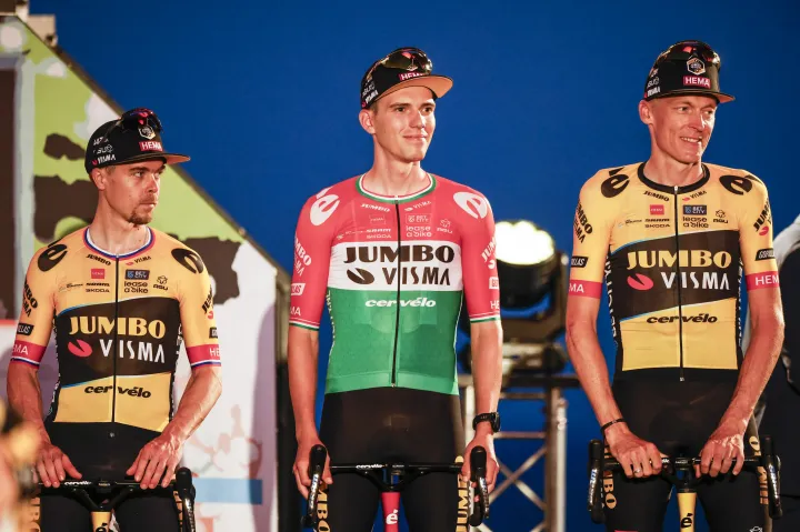 Valter Attila (középen) Jan Tratnik és Robert Gesink társaságában a Vuelta a Espana csapatbemutatóján – Fotó: Gongora / Gongora/NurPhoto