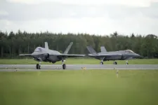 Egy dél-karolinai otthon kertjében landolt, onnan tárcsázta a segélyhívót az eltűnt F-35-ös katapultált pilótája