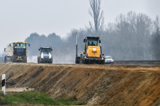 Senki nem tudja, ki fogja befejezni a 10 éve tervezett Budapest-Belgrád vasútvonalat