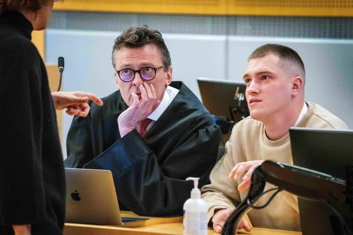 Andrej MEdvegyev és ügyvédje, Brynjulf Risnes az oslói bíróságon 2023. április 25-én – Fotó: Gorm Kallestad / NTB / AFP