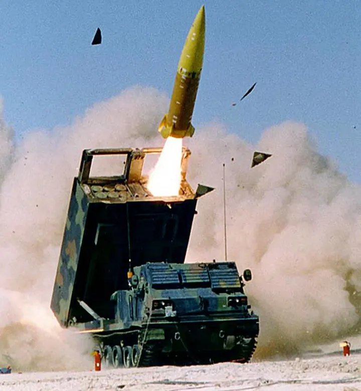 Egy ATACMS rakétát útjára indító M270-es rakétatüzérségi eszköz – Fotó: az Egyesült Államok hadserege / AFP