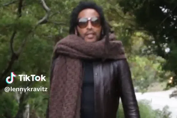 Gigantikus sállal jelentette be Lenny Kravitz, hogy itt az ősz