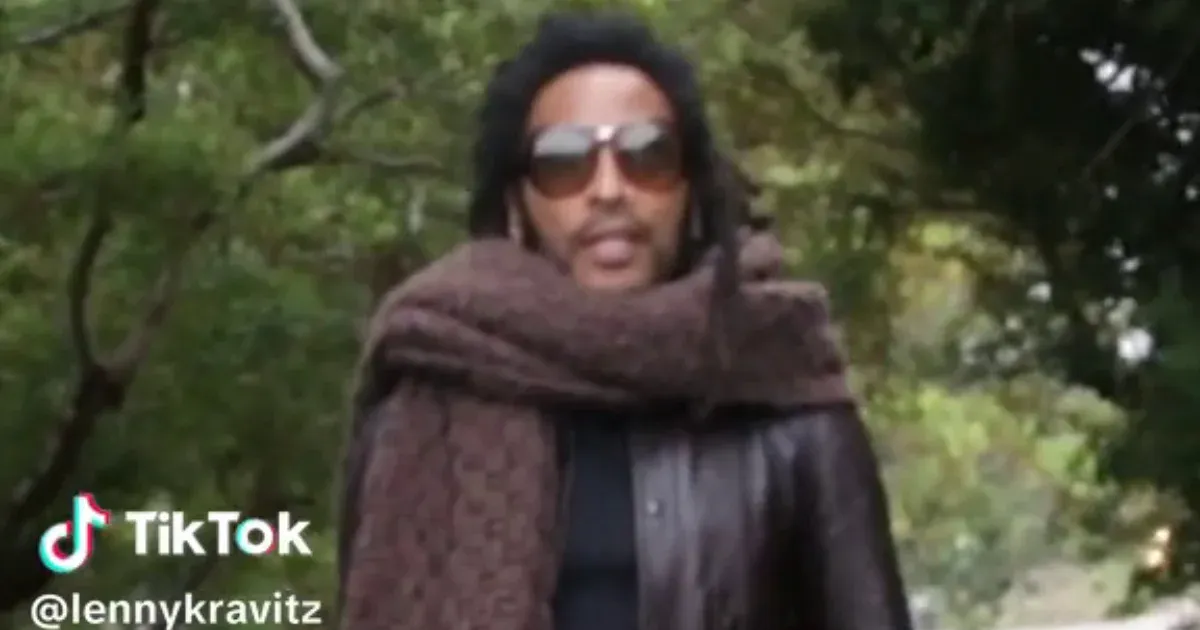 Gigantikus sállal jelentette be Lenny Kravitz, hogy itt az ősz