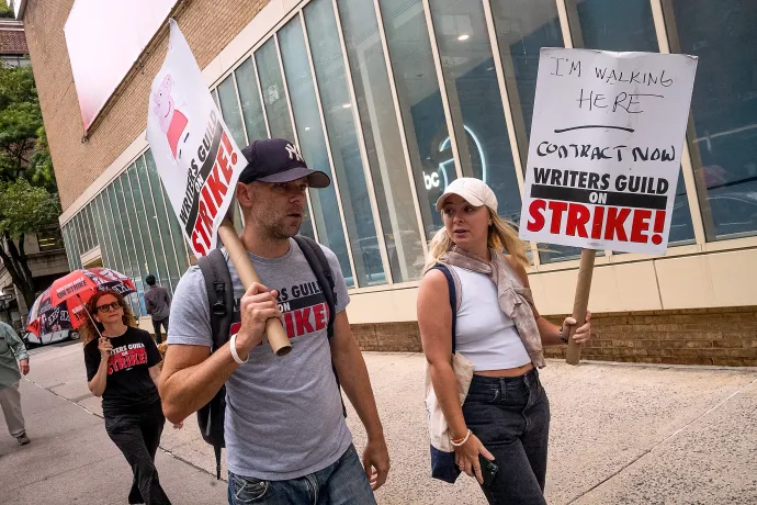 A hollywoodi forgatókönyvírók megegyeztek a stúdiókkal az öt hónapja tartó sztrájk befejezéséről